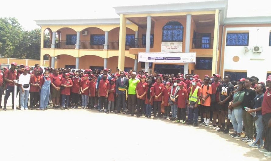 Bertoua 1er, symbole du civisme. Une centaine de jeune de ENKO LA GAITE International School venus du campus de Yaoundé ont séjourné ce 16 février 2022 à l’Hôtel de Ville de Bertoua 1er, à l’effet de procéder à un investissement humain.