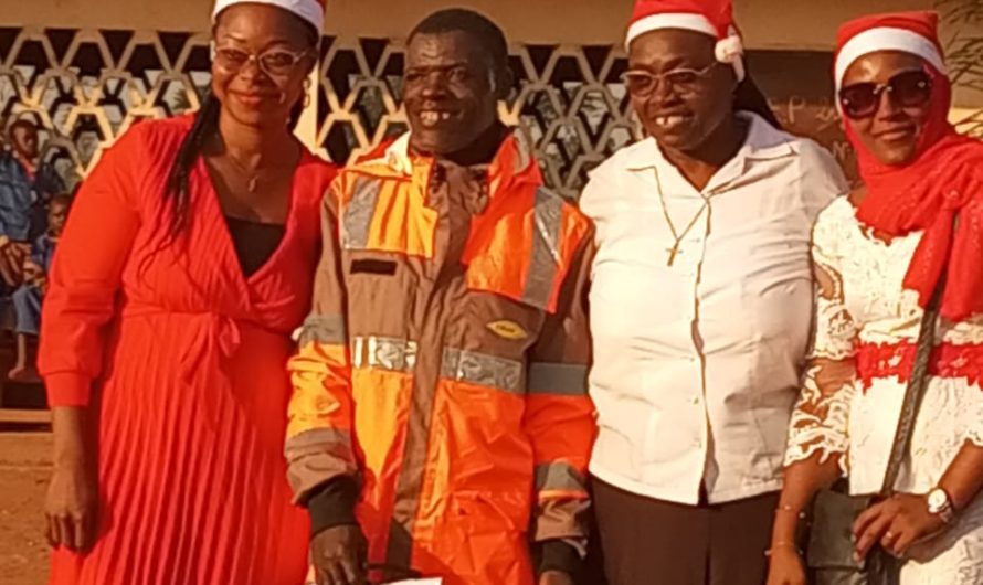 Le comité de développement du Nkwo Ndzouong Nkwog offre 40 bourses aux étudiants et bacheliers de son groupement pour un montant de 2.000.0000 frs cfa et environ 300 cadeaux pour les petits enfants qui reçoivent le père Noël par anticipation.