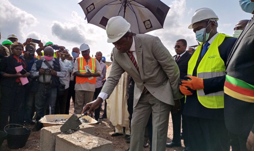 Pose de la première pierre de construction du complexe commercial de la ville de Bertoua par le gouverneur de la région de l’Est, Grégoire MVONGO.